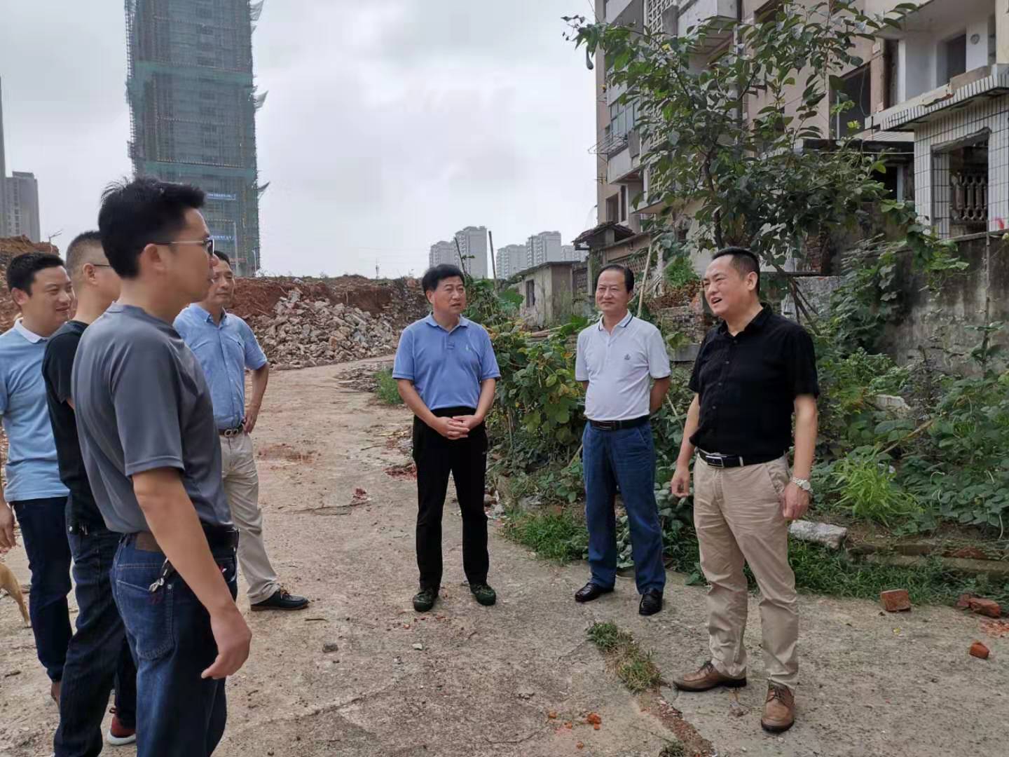 為加快方家沖、造紙廠和桂花園新安置區(qū)建設(shè)，2019年9月5日下，市城建集團(tuán)總經(jīng)理衛(wèi)民陪同市政府副秘書長劉陳寅深入項目建設(shè)現(xiàn)場，調(diào)度推進(jìn)安置區(qū)征遷工作.jpg