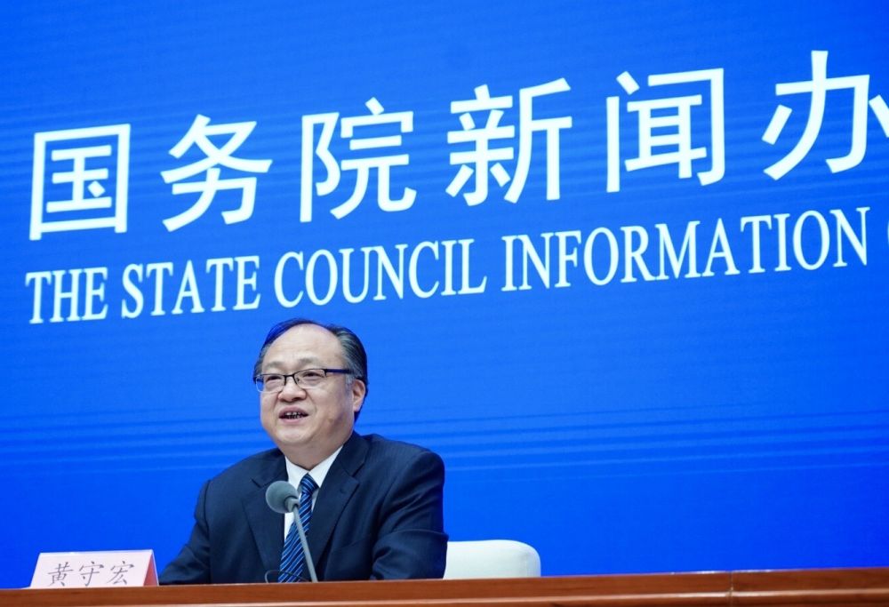 5月22日，國務院新聞辦邀請政府工作報告起草組負責人、國務院研究室主任黃守宏解讀政府工作報告有關情況。新華社記者　陳建力　攝
