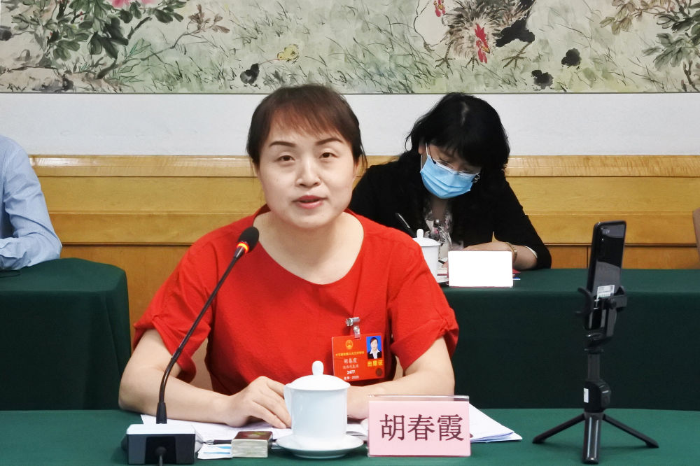 5月23日，全國人大代表胡春霞在參加分組審議政府工作報告時發言。新華社記者　吳雨　攝